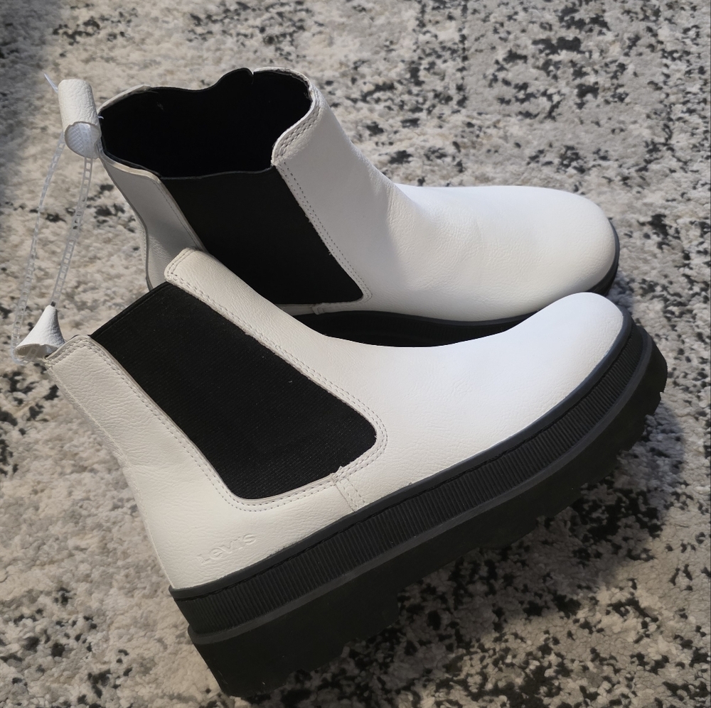 Levi's Lug Sole Chelsea Boots Womens White Black Faux Leather NWOB